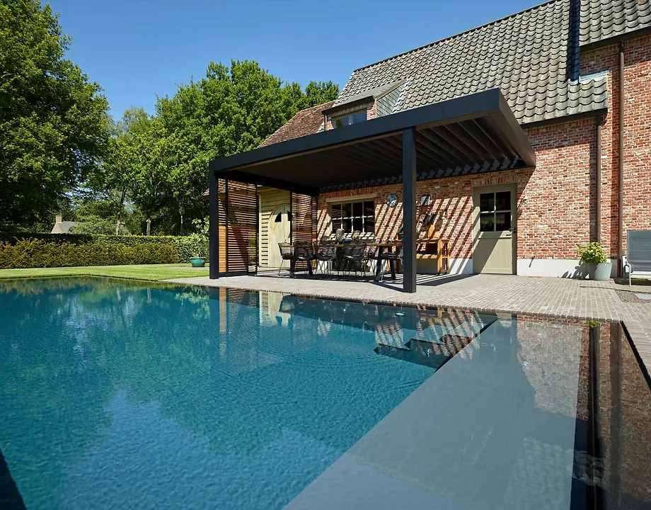 Aangebouwde overkapping te Brugge