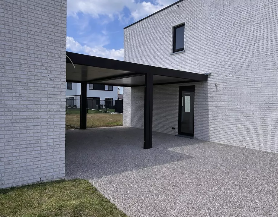 gekoppelde strakke carports tussen twee woningen Astene