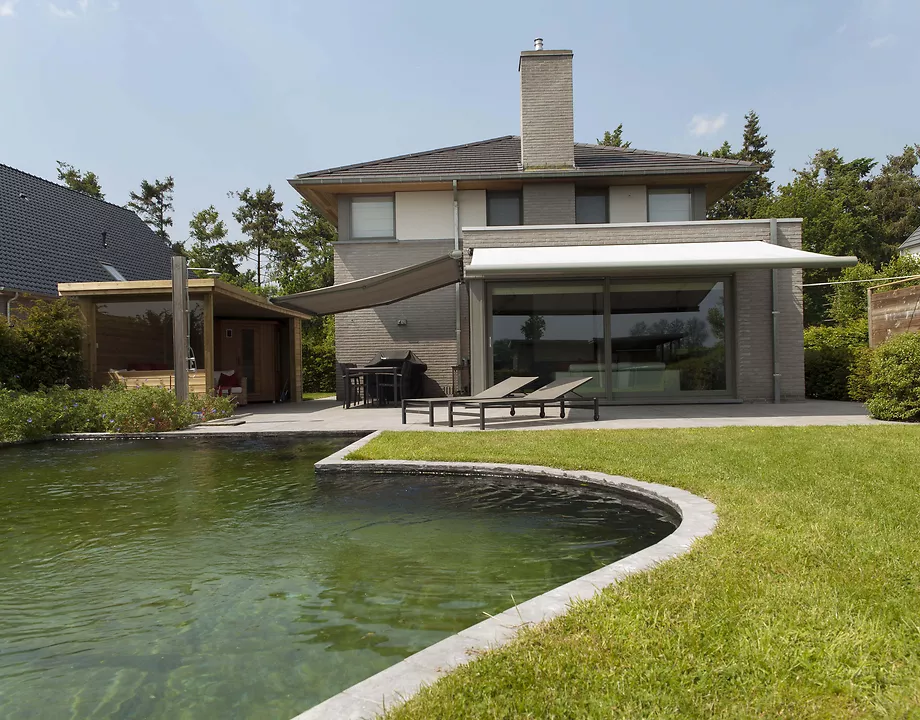 Zonneschermen bij hedendaagse woning De Pinte