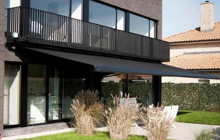 Modern strak zonnescherm Deinze