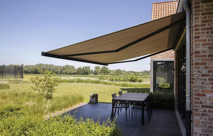 Zonnescherm aan landelijke woning te Deurle