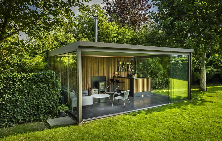 Terrasoverkapping met vaste houten wand en glazen wanden te Nevele