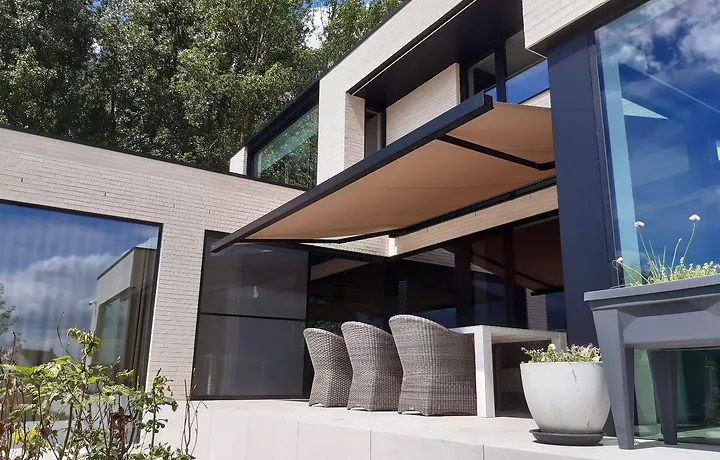 Strakke zonwering voor een moderne woning in Oudenaarde. 