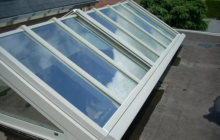 Zonwering op lichtstraat van woning in Waregem