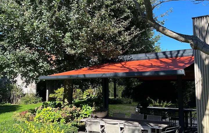 Modern zonnescherm met kleurrijk doek in Deinze