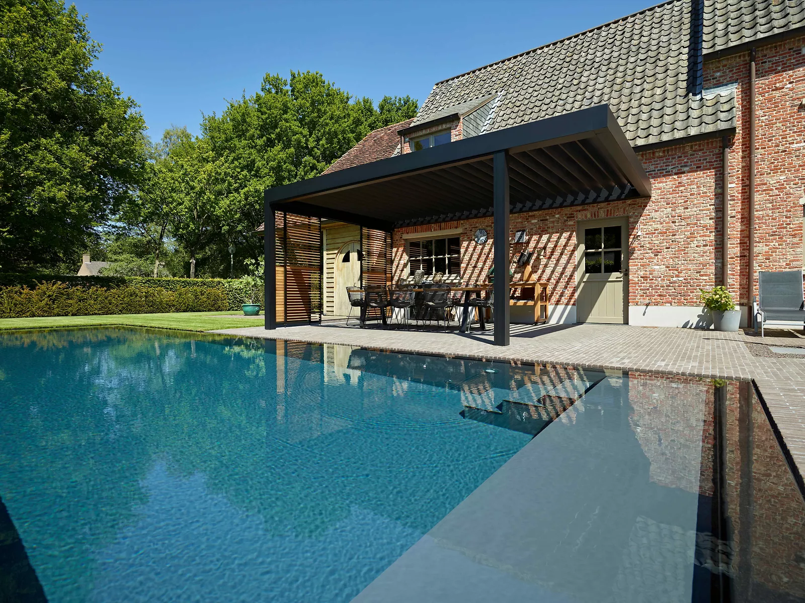 Aangebouwde overkapping te Brugge