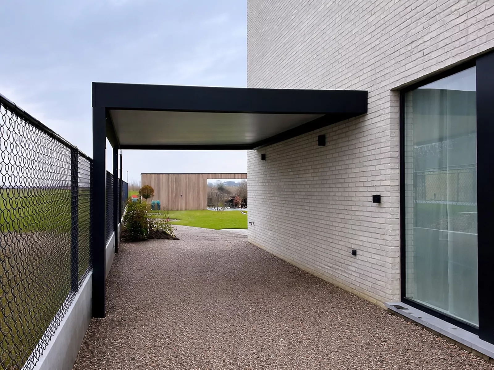 Carport met scheidingswand en schuifdeur te Tielt