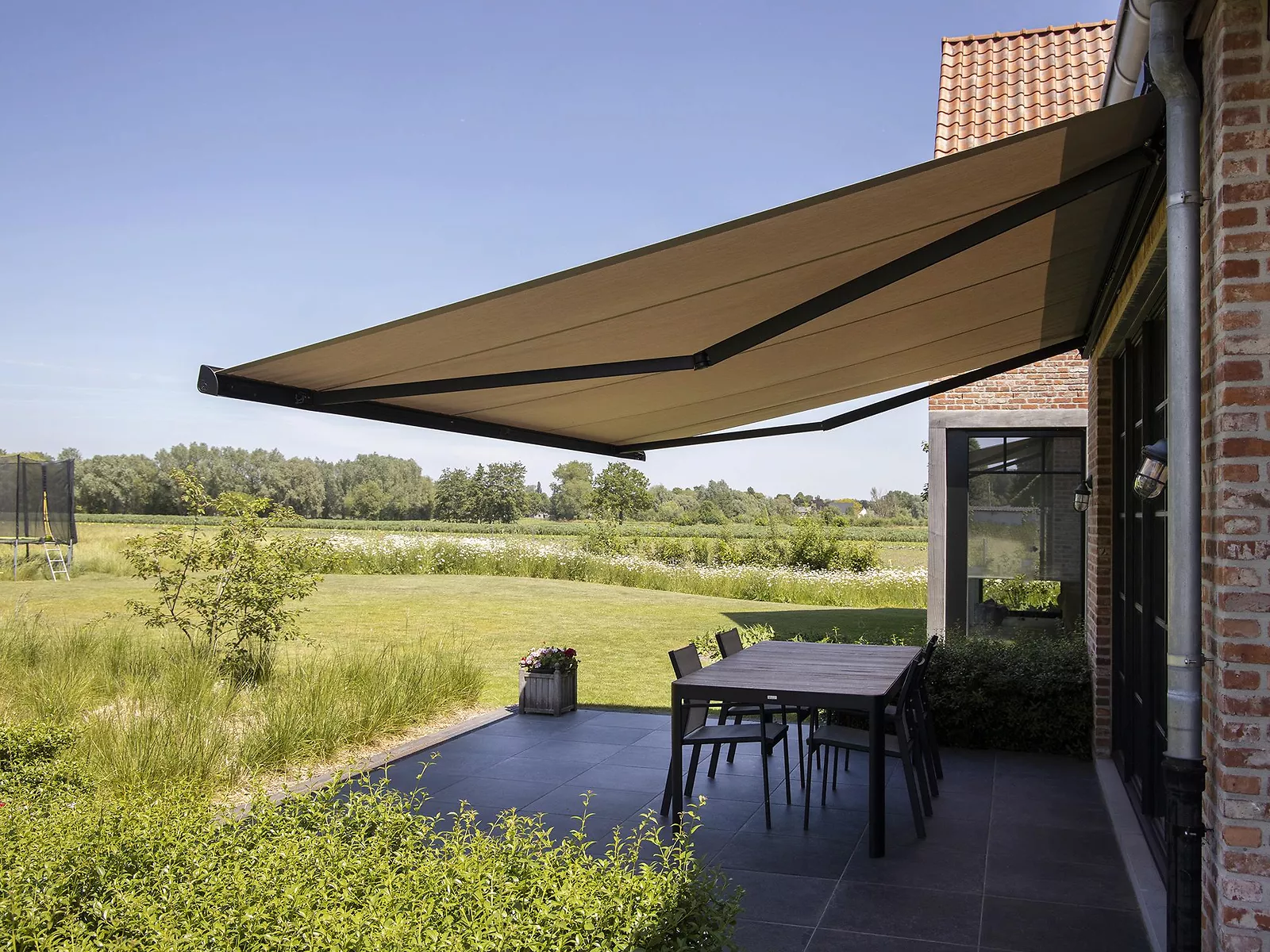 Zonnescherm aan landelijke woning te Deurle