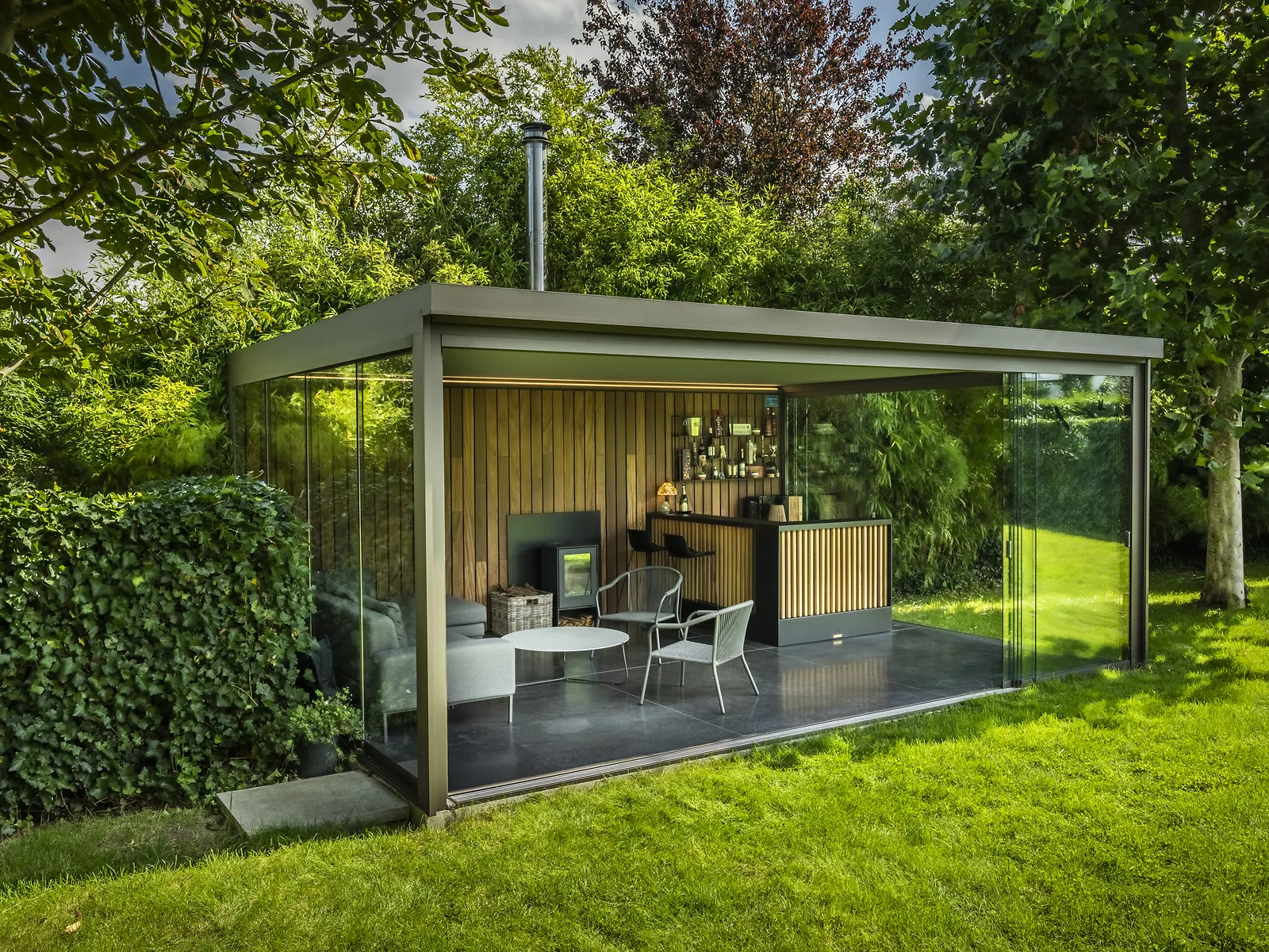 Terrasoverkapping met vaste houten wand en glazen wanden te Nevele