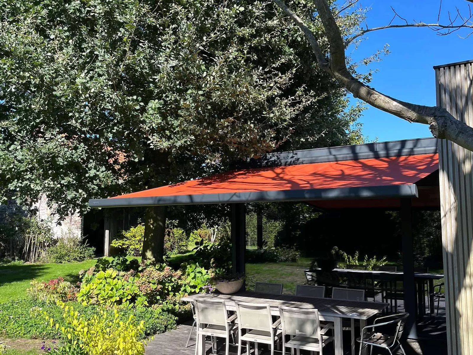 Modern zonnescherm met kleurrijk doek in Deinze