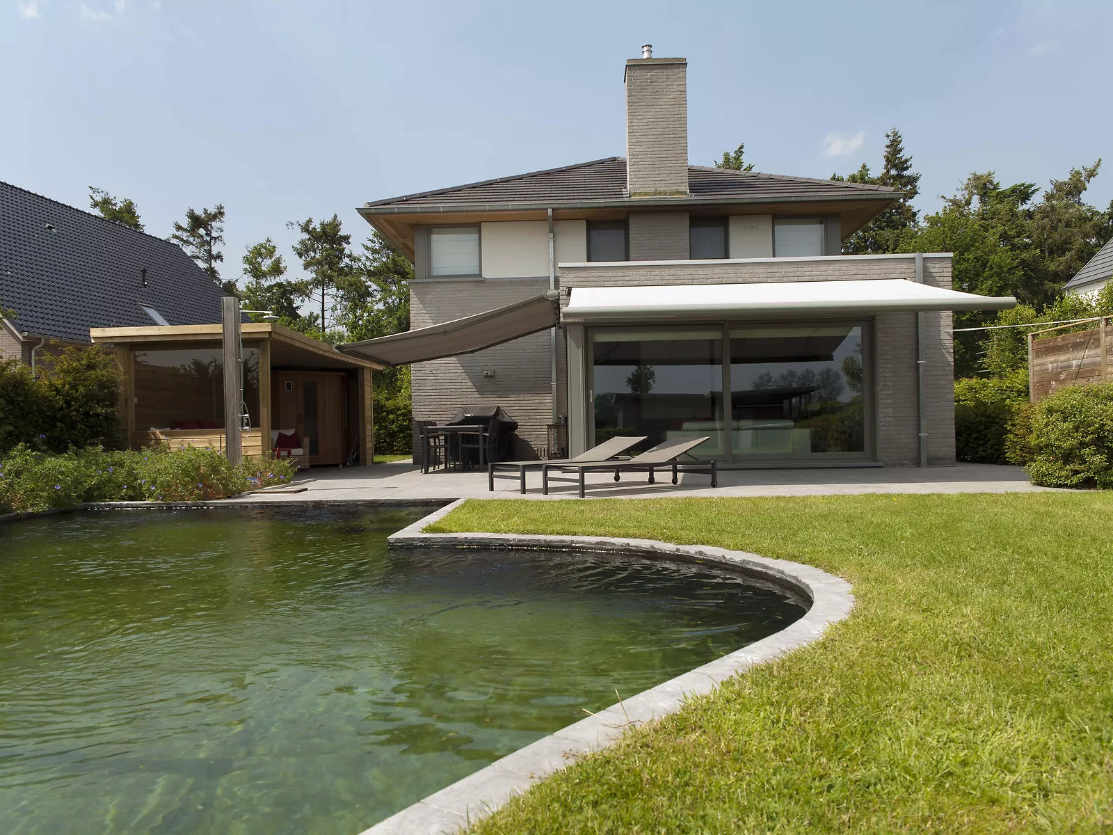 Zonneschermen bij hedendaagse woning De Pinte