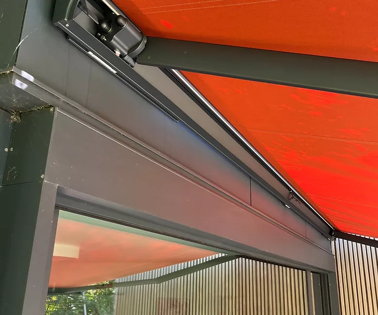 Tegen de aluminium afwerking