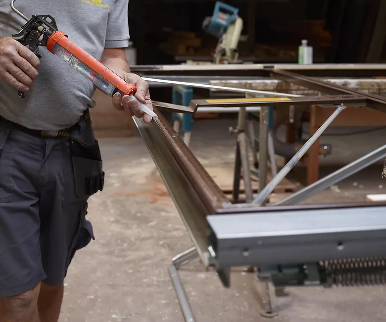 Eigen lakkerij en schrijnwerkerij