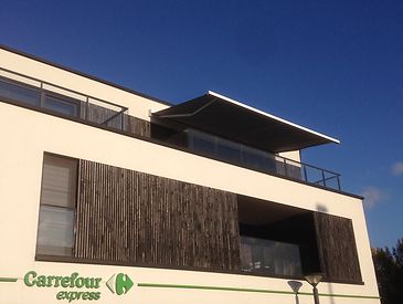 Knikarmschermen aan moderne woningen