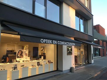 Knikarmscherm aan winkel
