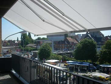 Knikarmschermen aan moderne woningen