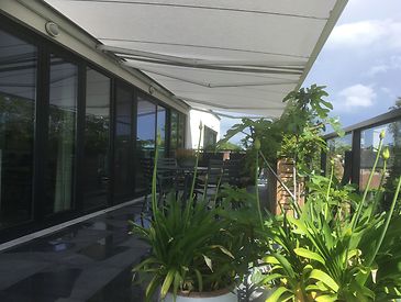 Knikarmschermen aan moderne woningen