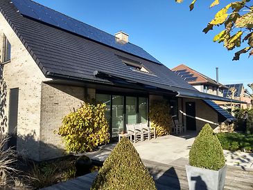 Knikarmschermen aan moderne woningen