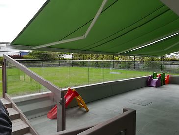 Knikarmschermen aan moderne woningen