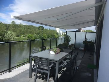 Knikarmschermen aan moderne woningen