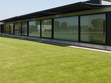 Knikarmschermen aan moderne woningen