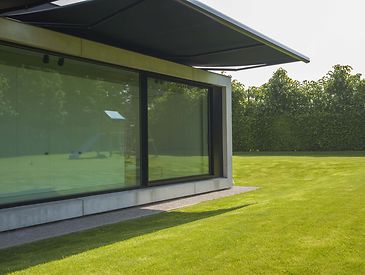Knikarmschermen aan moderne woningen