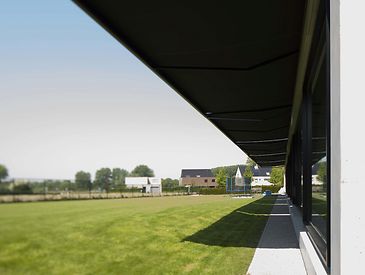 Knikarmschermen aan moderne woningen