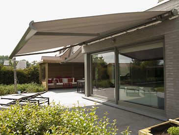 Knikarmschermen aan moderne woningen
