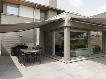 Knikarmschermen aan moderne woningen