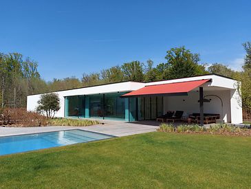 Knikarmschermen aan moderne woningen