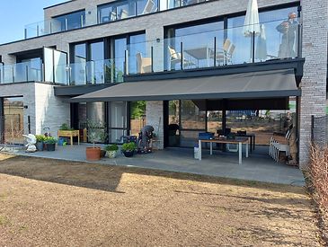 Knikarmschermen aan moderne woningen