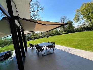 Knikarmschermen aan moderne woningen