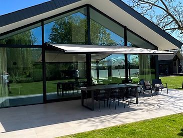Knikarmschermen aan moderne woningen
