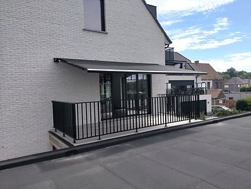 Knikarmschermen aan moderne woningen