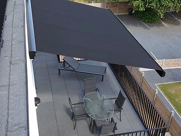 Knikarmschermen aan moderne woningen