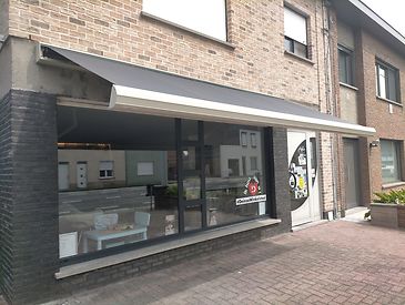 Knikarmschermen aan moderne woningen