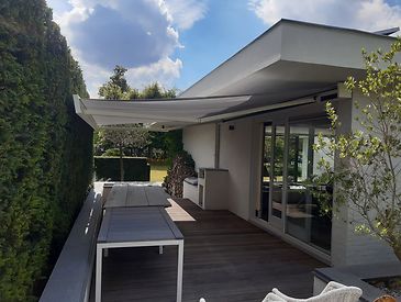 Knikarmschermen aan moderne woningen