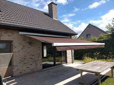 Knikarmschermen aan klassieke woningen