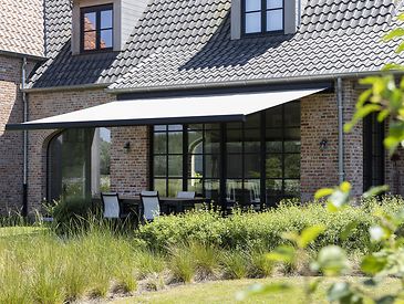 Knikarmschermen aan klassieke woningen