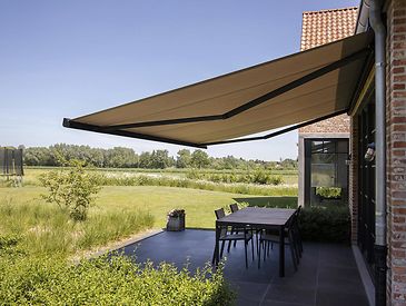 Knikarmschermen aan klassieke woningen