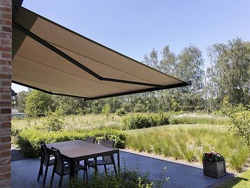 Knikarmschermen aan klassieke woningen