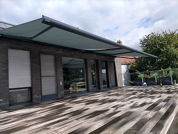 Knikarmschermen aan moderne woningen