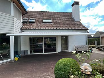 Knikarmschermen aan klassieke woningen