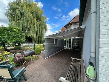 Knikarmschermen met oprolbare volant