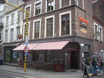 Knikarmscherm aan winkel