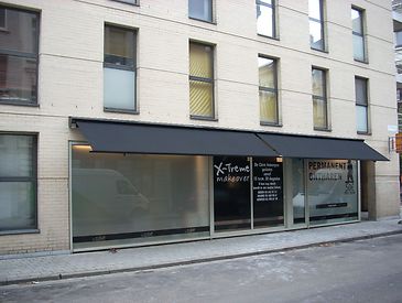 Knikarmscherm aan winkel