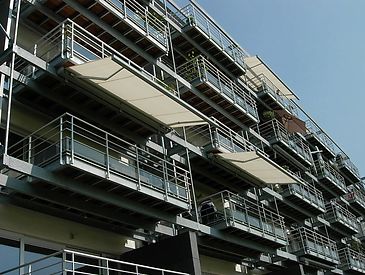 Knikarmschermen aan moderne woningen