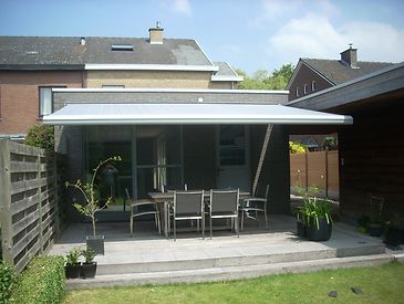 Knikarmschermen aan moderne woningen