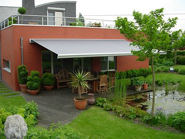Knikarmschermen aan moderne woningen