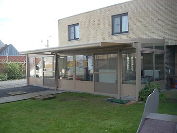 Knikarmschermen aan moderne woningen